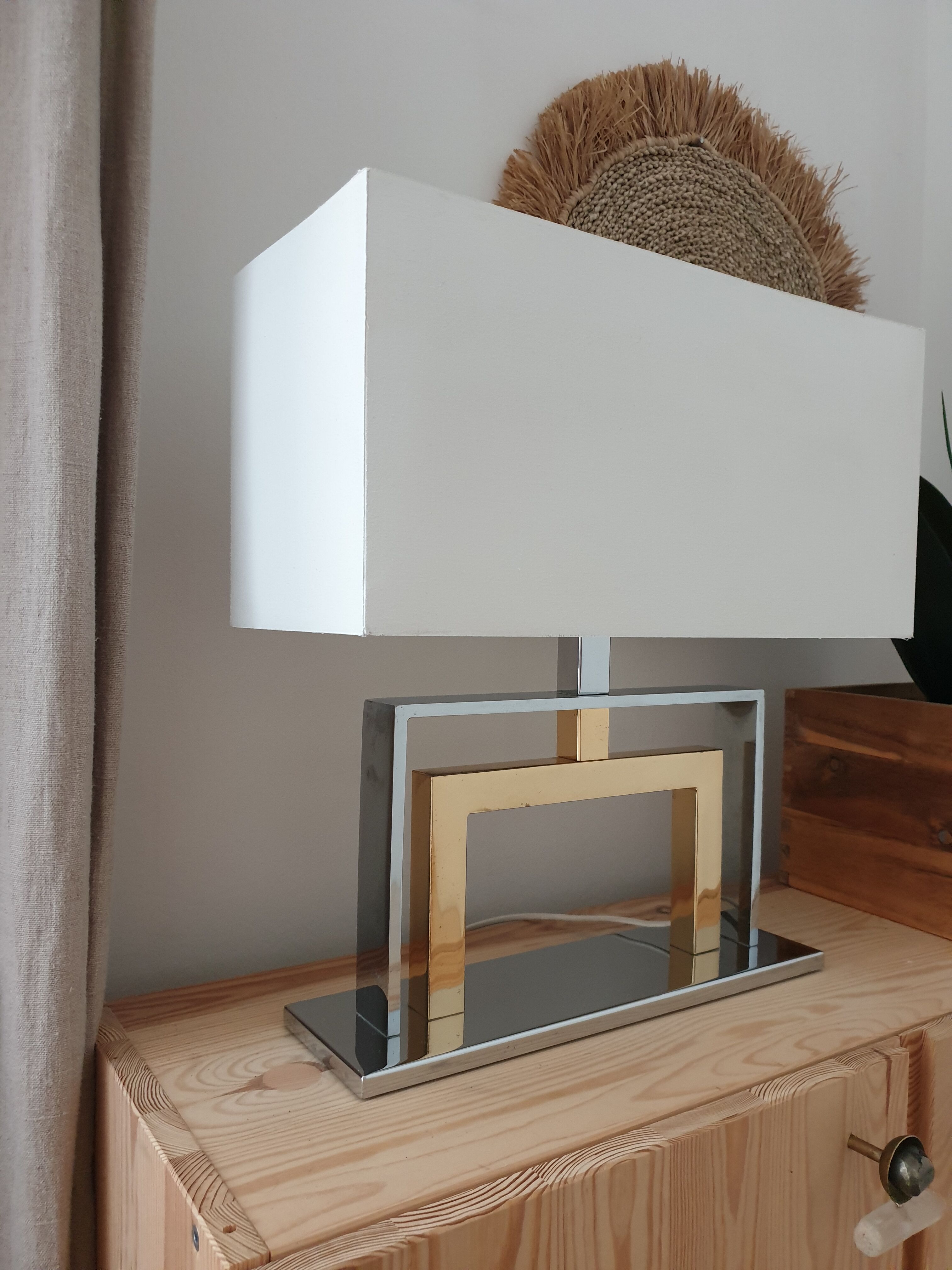 Bi-metal lamp with white lampshade