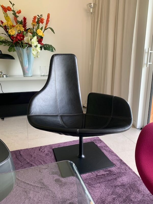 Fauteuil Fjord Moroso avec son pouf, design Patricia Urquiola 2002, acier et cuir lisse noir