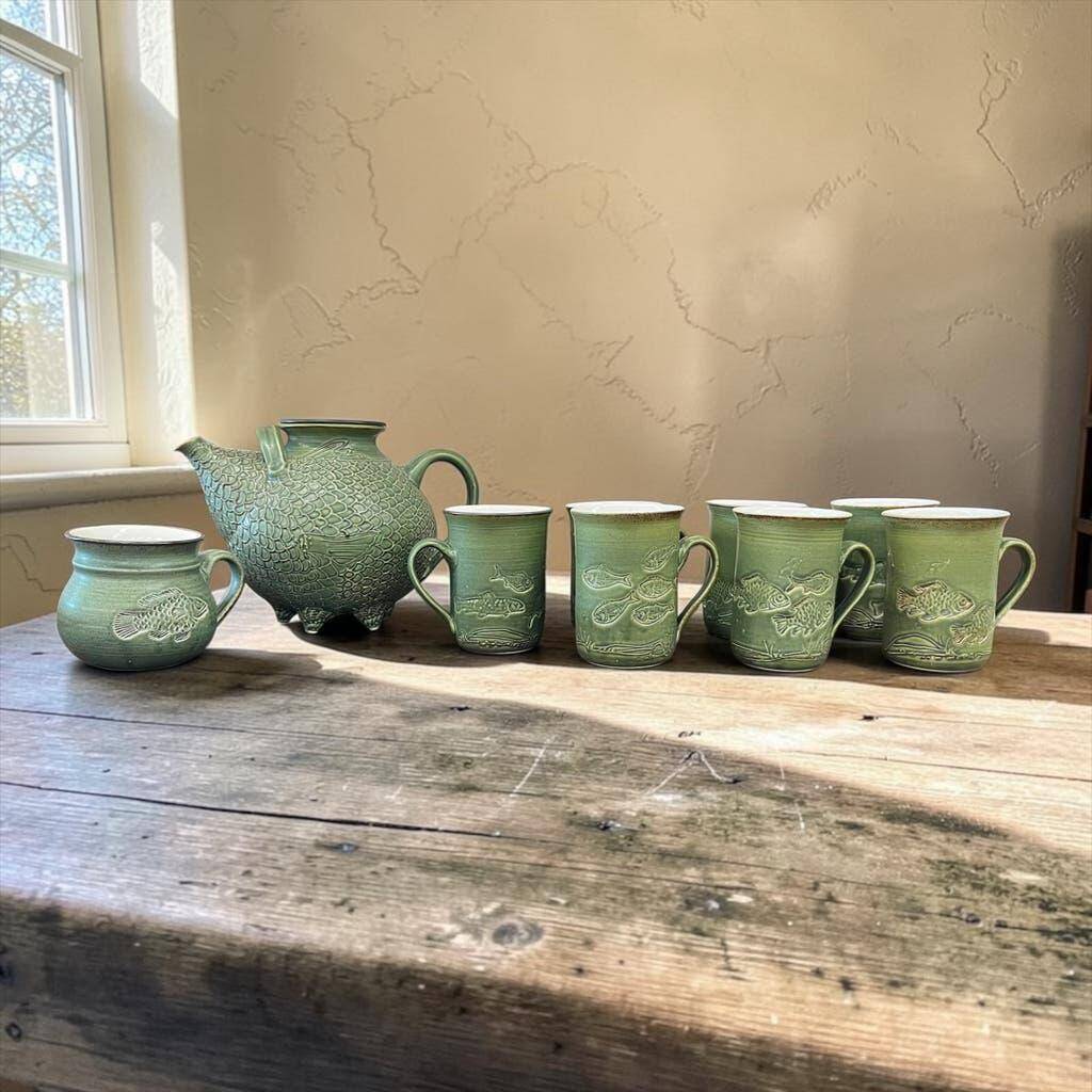 Vintage mint green tea set: teapot and 6 cups.