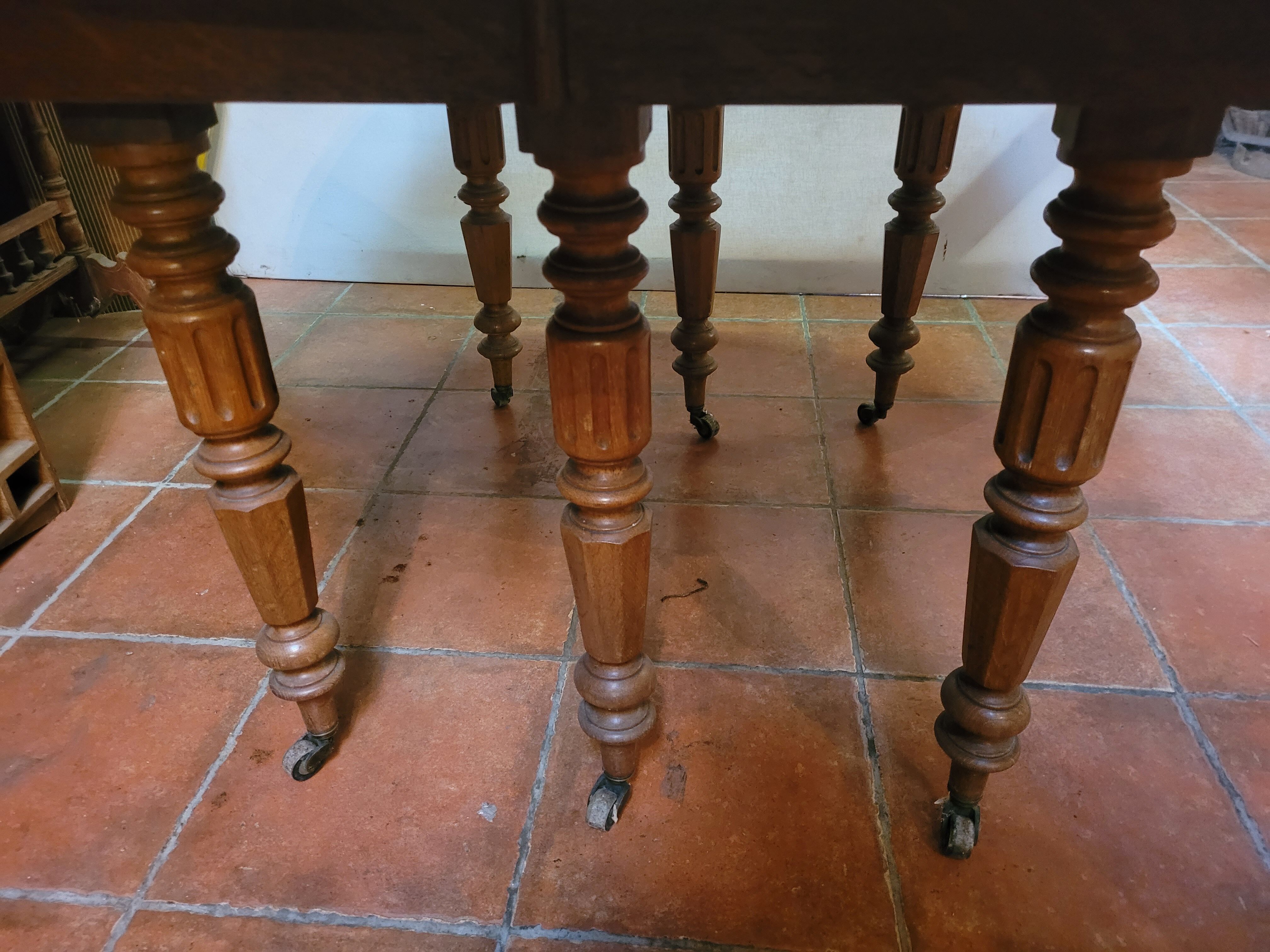 Round table 6 feet in oak with extension