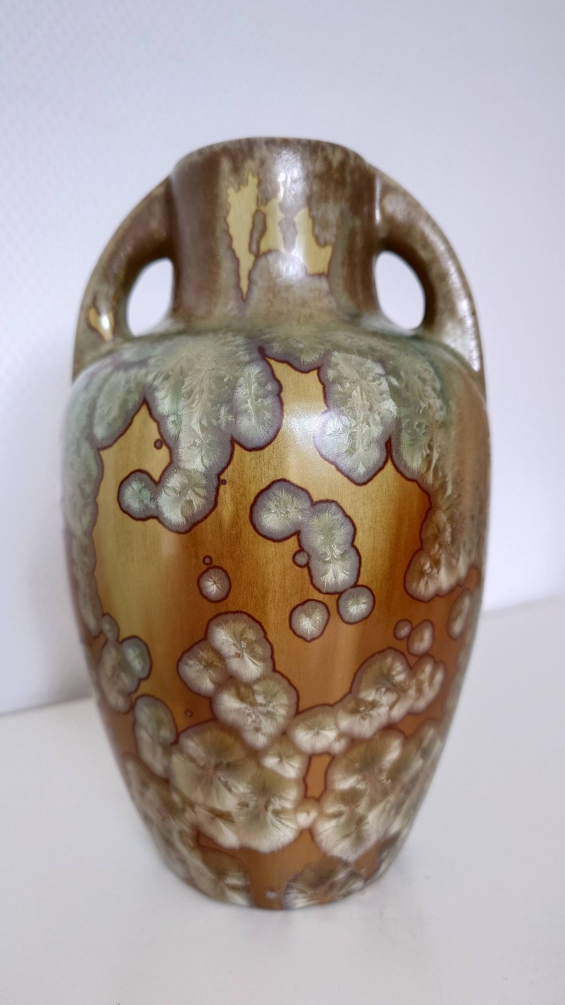 Vase en céramique à émail cristallisé irisé, deux anses, pièce décorative