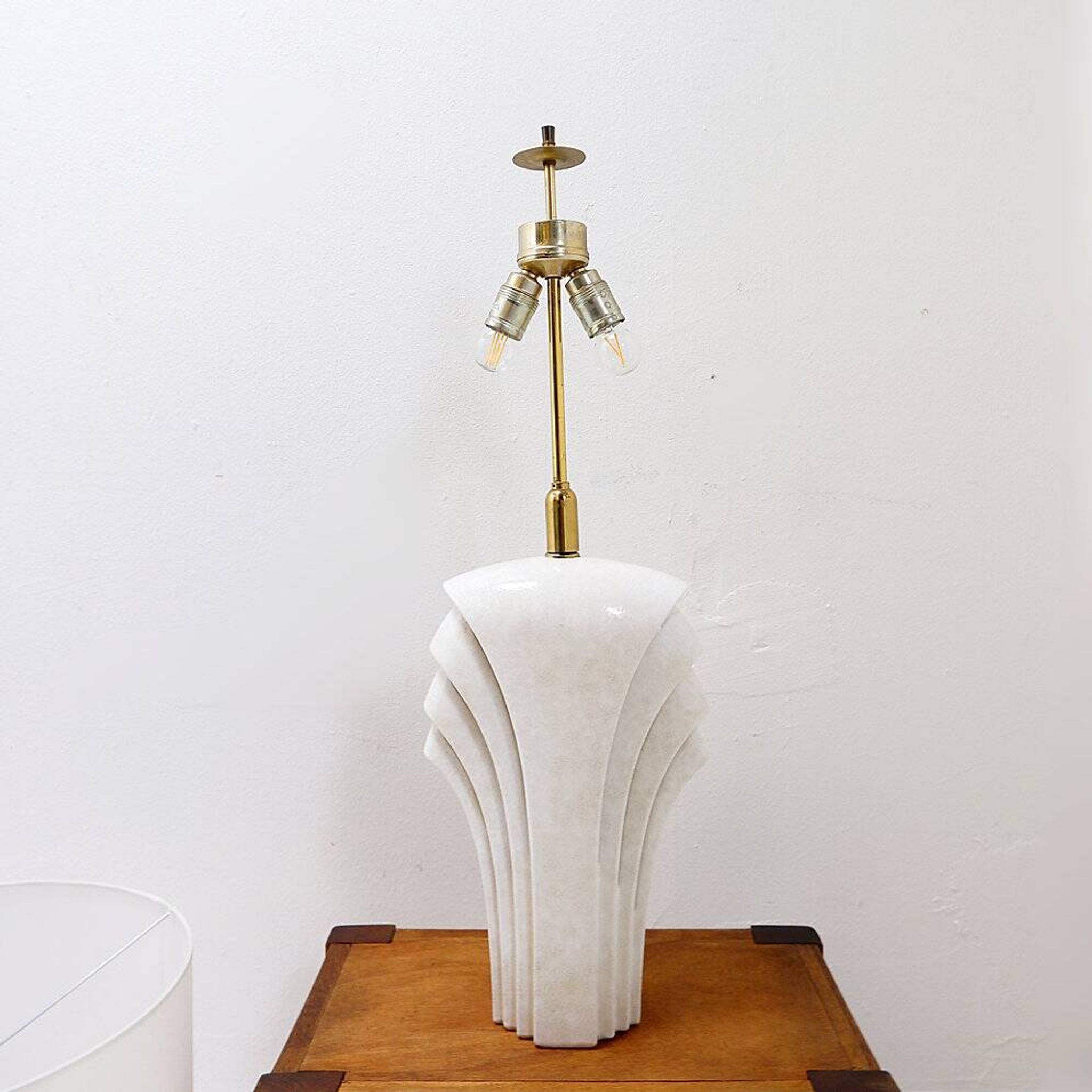 Large white ceramic fan-shaped table lamp - Art Deco style