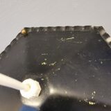 Lampe suspendue danoise des années 50-60 en laiton, métal et avec abat-jour en verre blanc laiteux.