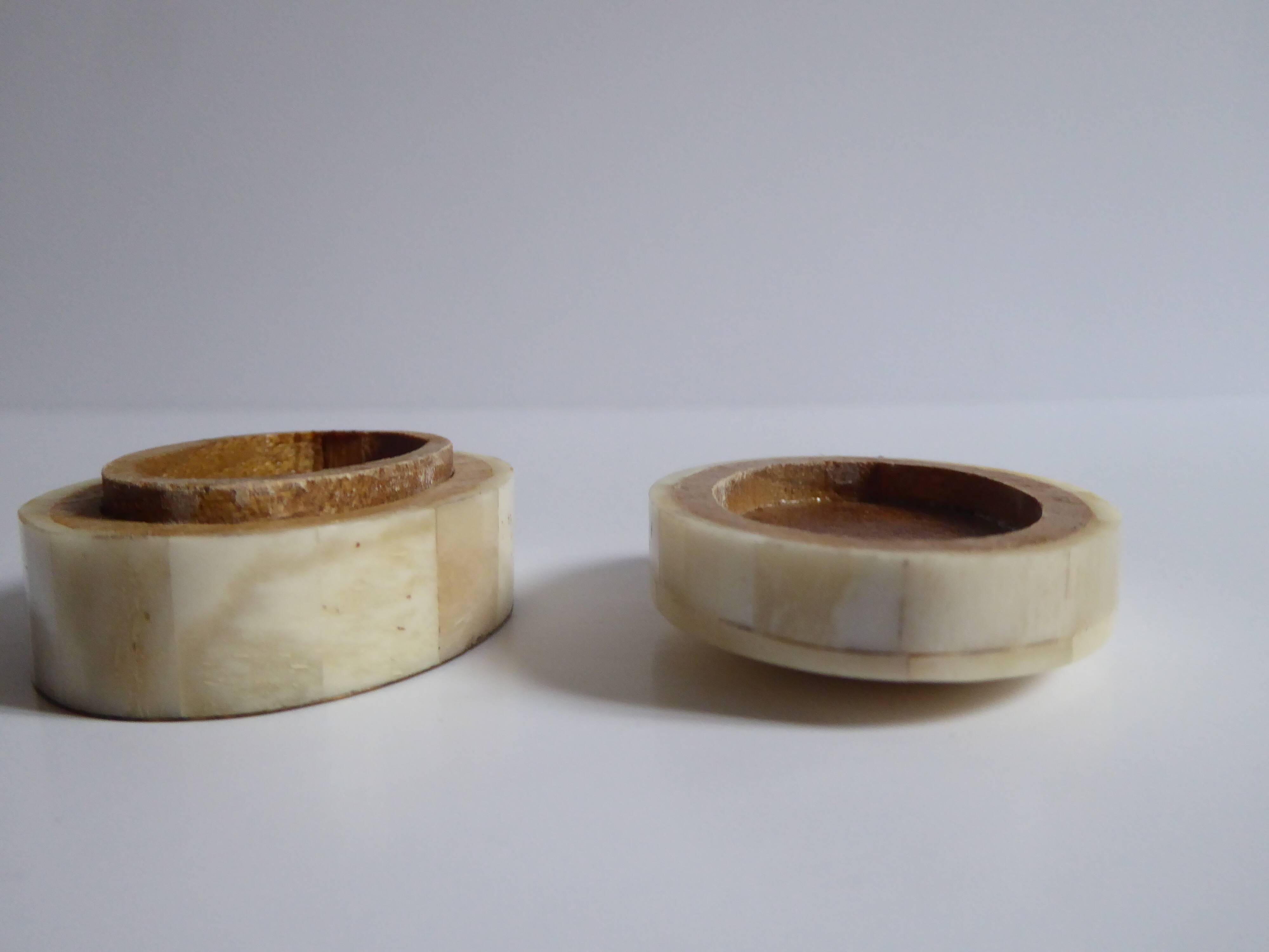Oval box in white horn and wood