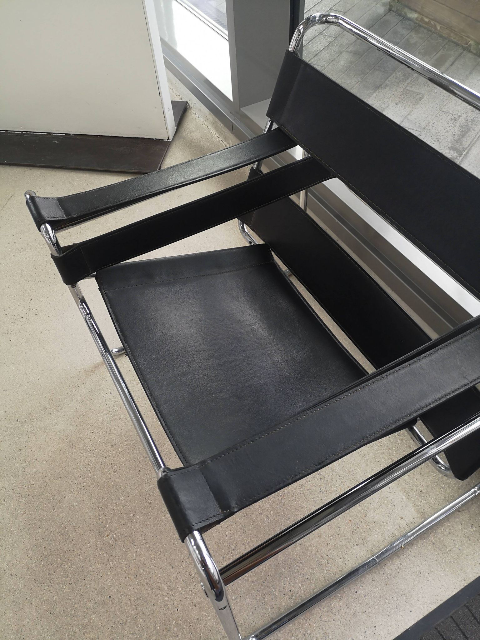 Tubular Wassily armchair in chrome and black leather, Marcel Breuer design 1970