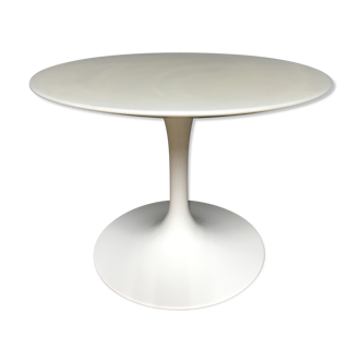 Knoll pedestal table with plain white marble top