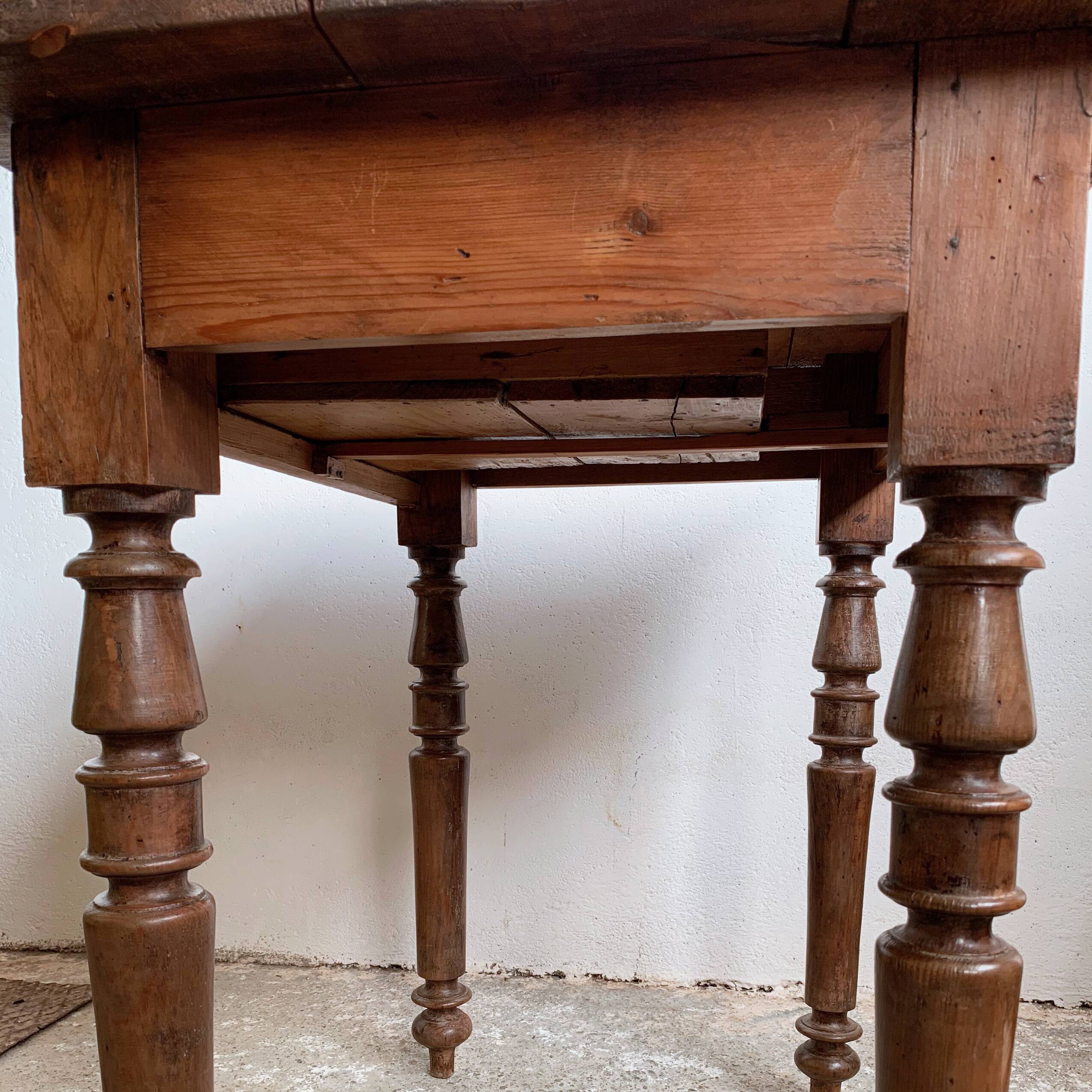 Small English pine table - early 20th century