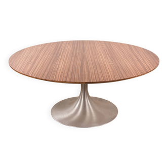 Grande table basse ronde avec pied tulipe en aluminium brossé et zebrano 1960.