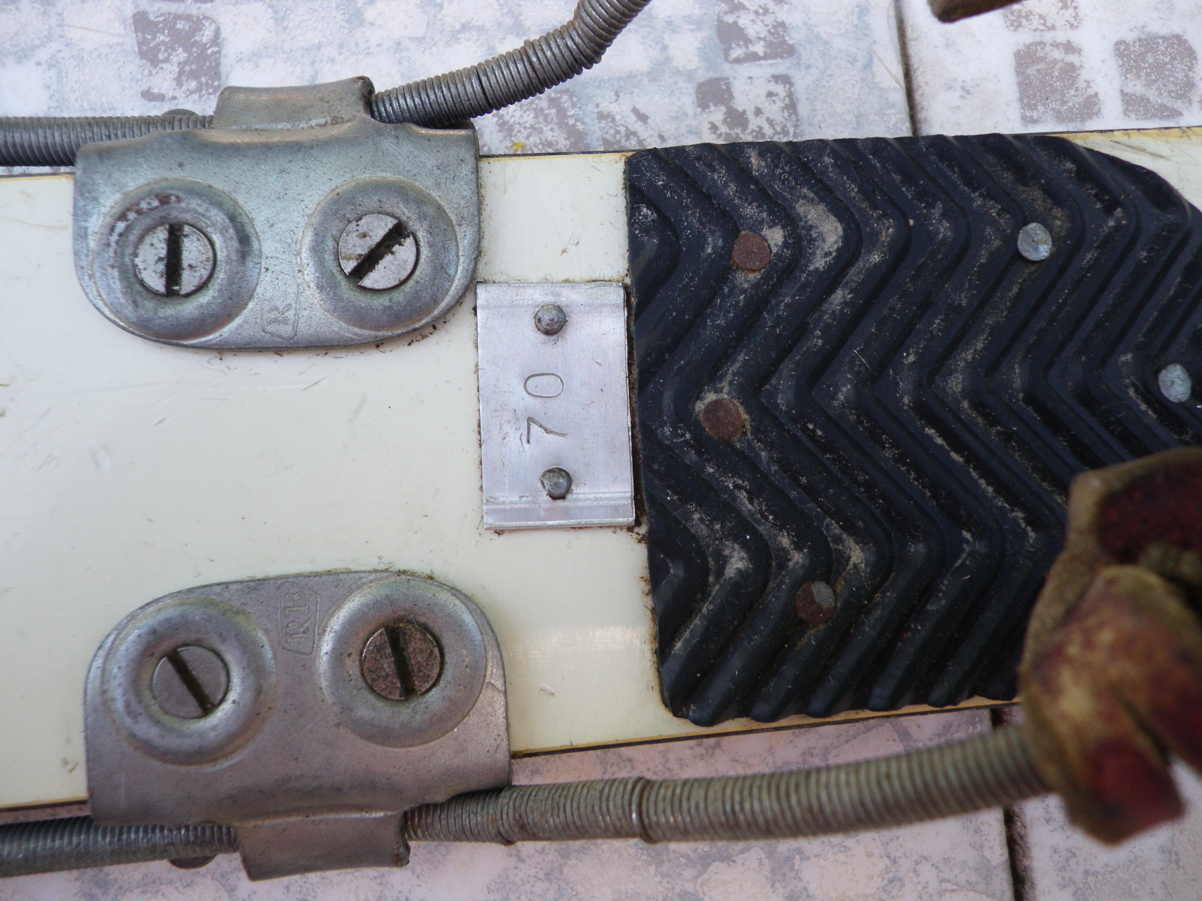 Vintage pair of wooden skis from the 1960s - Cabanon