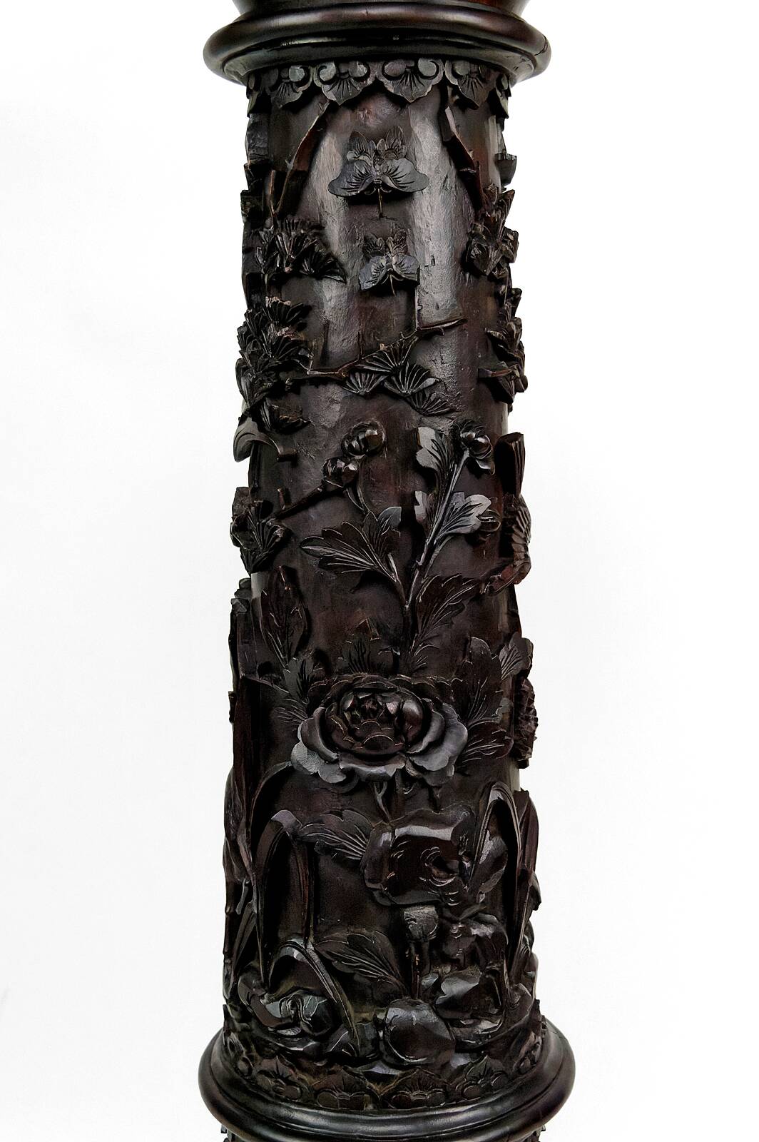 Important high Asian column / saddle in carved wood, circa 1880, Indochina