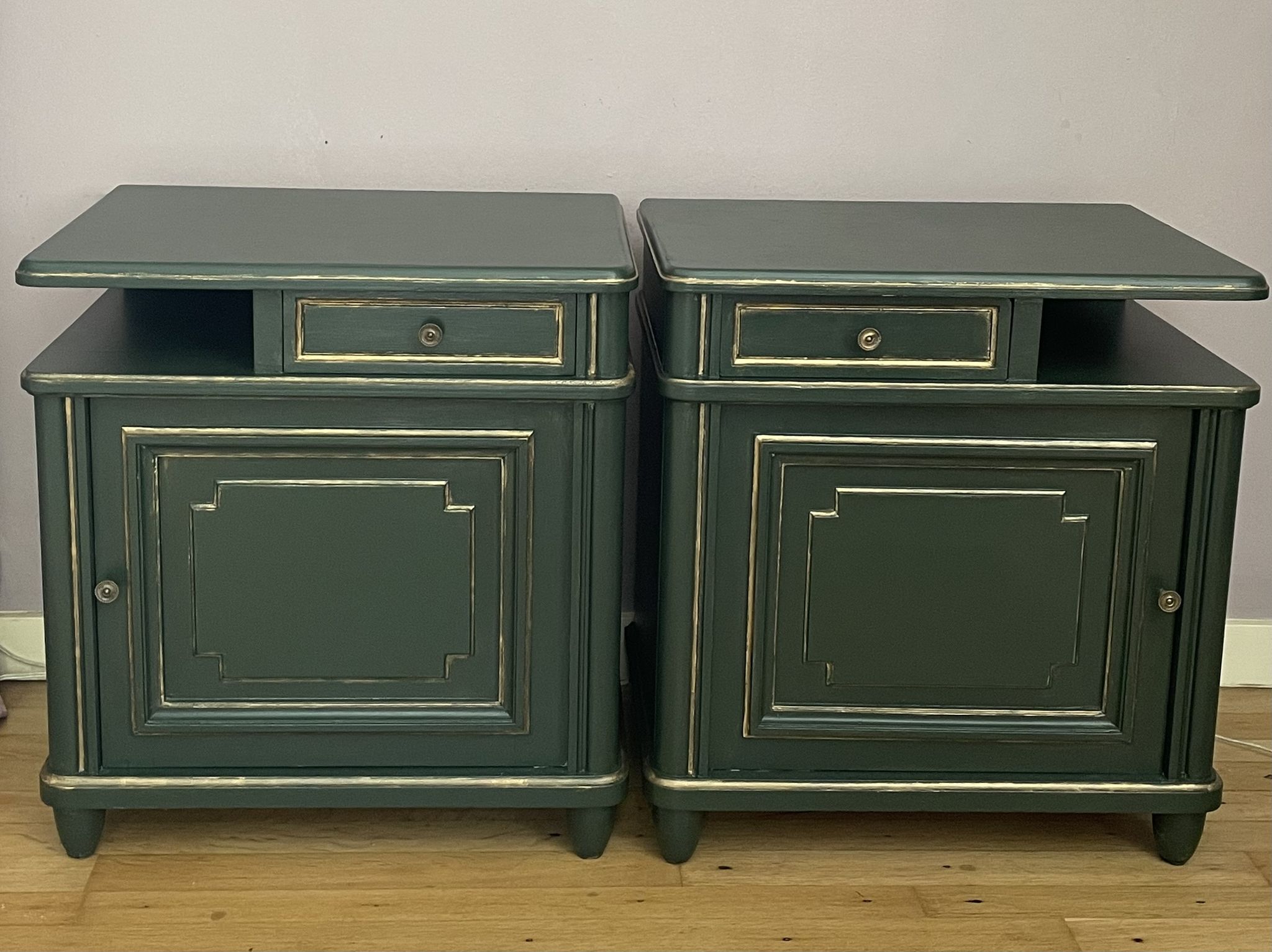 Paire de chevets art-déco en bois peint