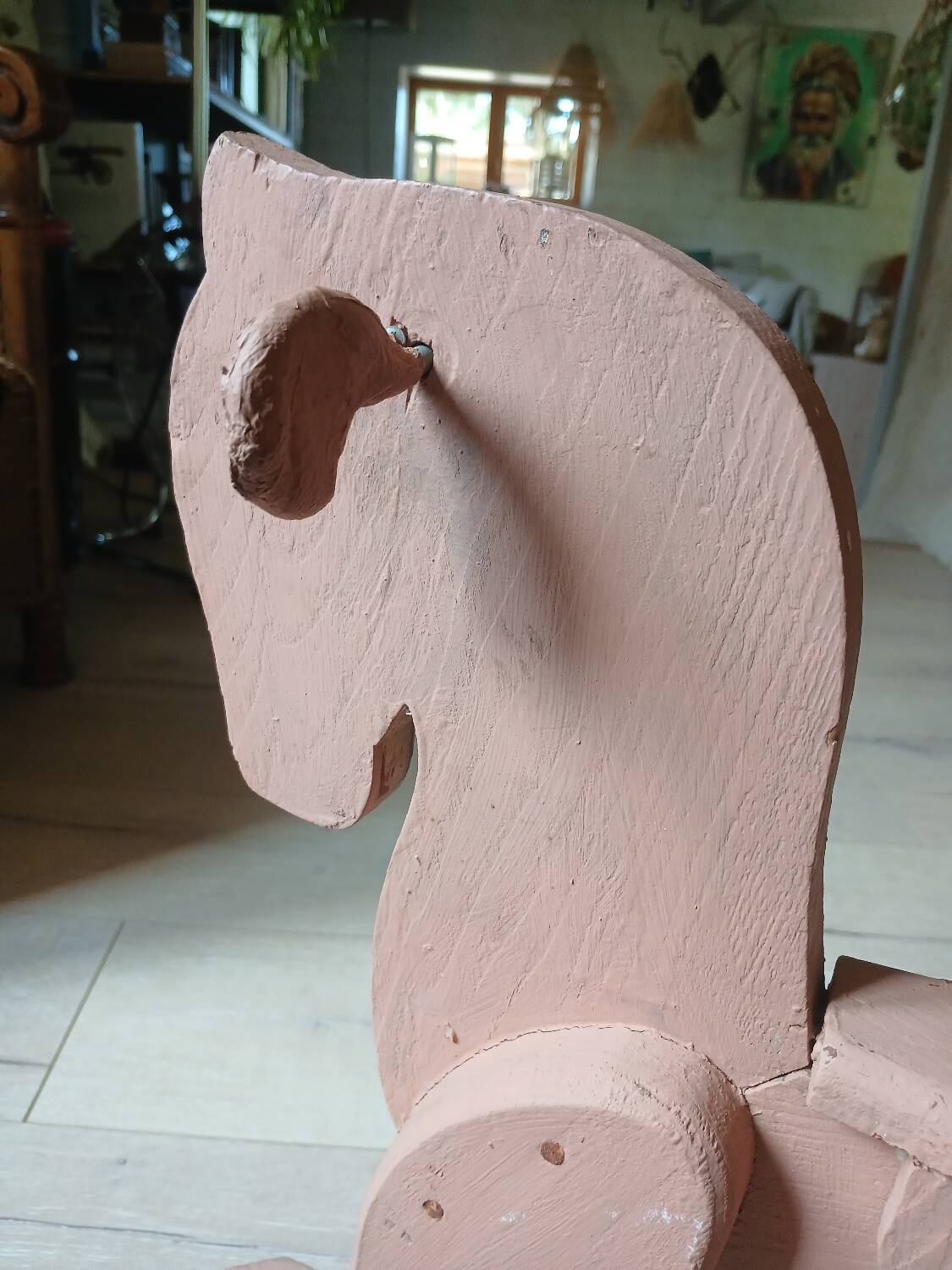 Cheval ancien en bois à roulettes