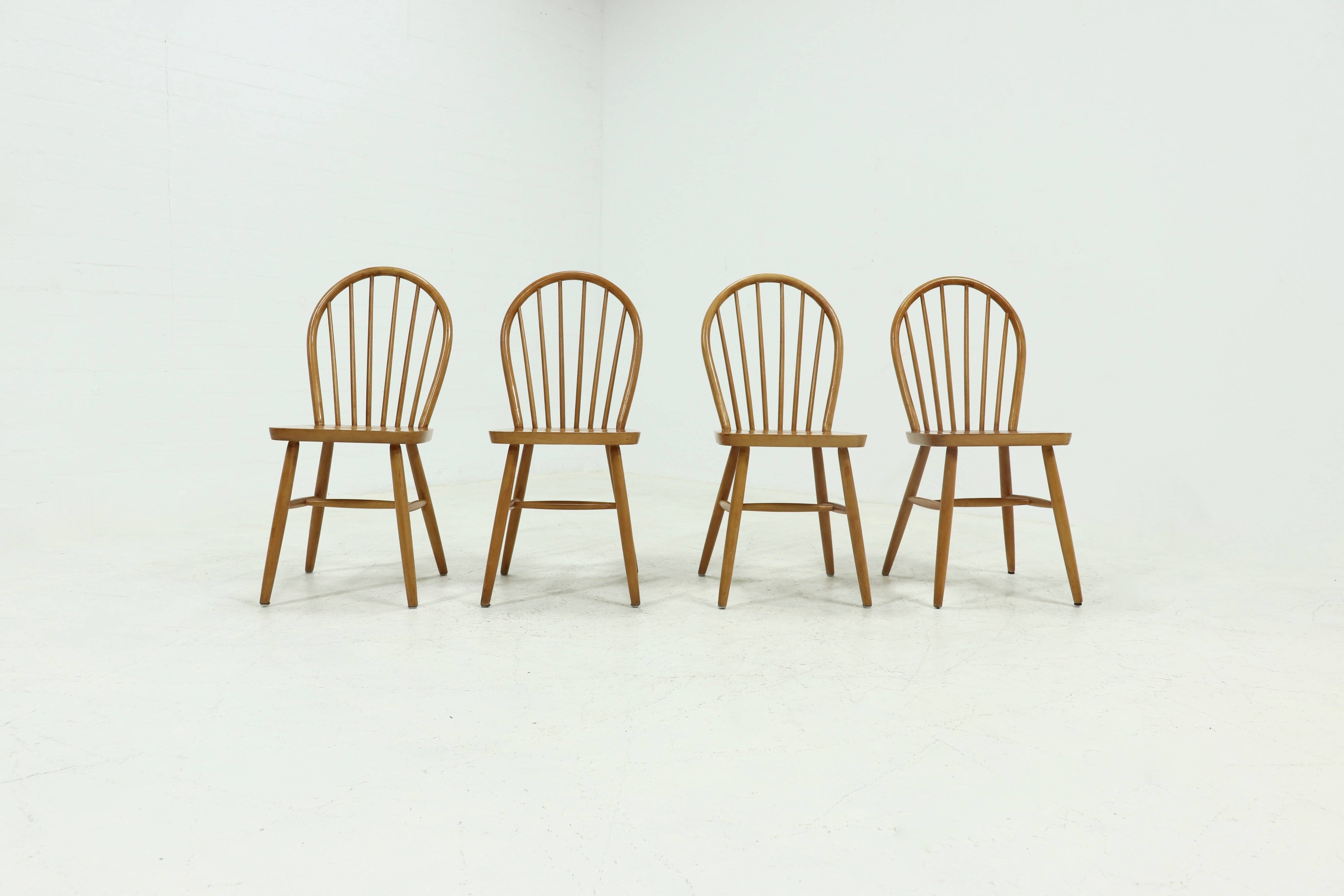 4 chaises de salle à manger scandinaves à dossier à fuseaux, style Akerblom années 1960