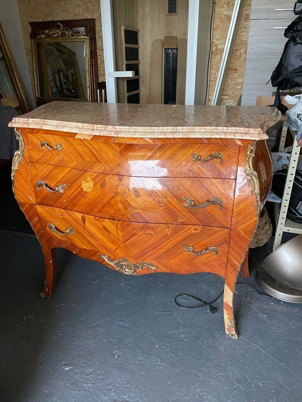 Belle commode galbée style Louis XV – marqueterie et marbre