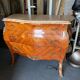 Belle commode galbée style Louis XV – marqueterie et marbre
