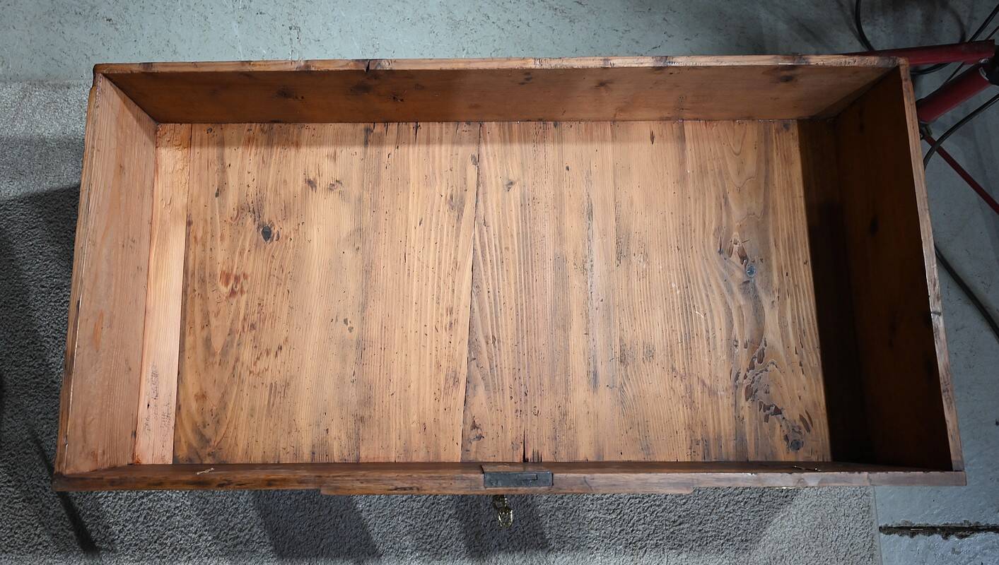 Sauteuse chest of drawers in walnut, Louis XVI period – Late 18th century