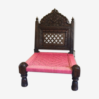 Chaise fauteuil bas indien ancien bois sculpté et corde tressée rose Inde antics