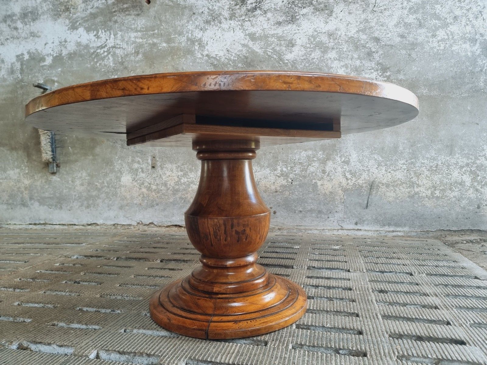 Table ronde ancienne en noyer 140 cm