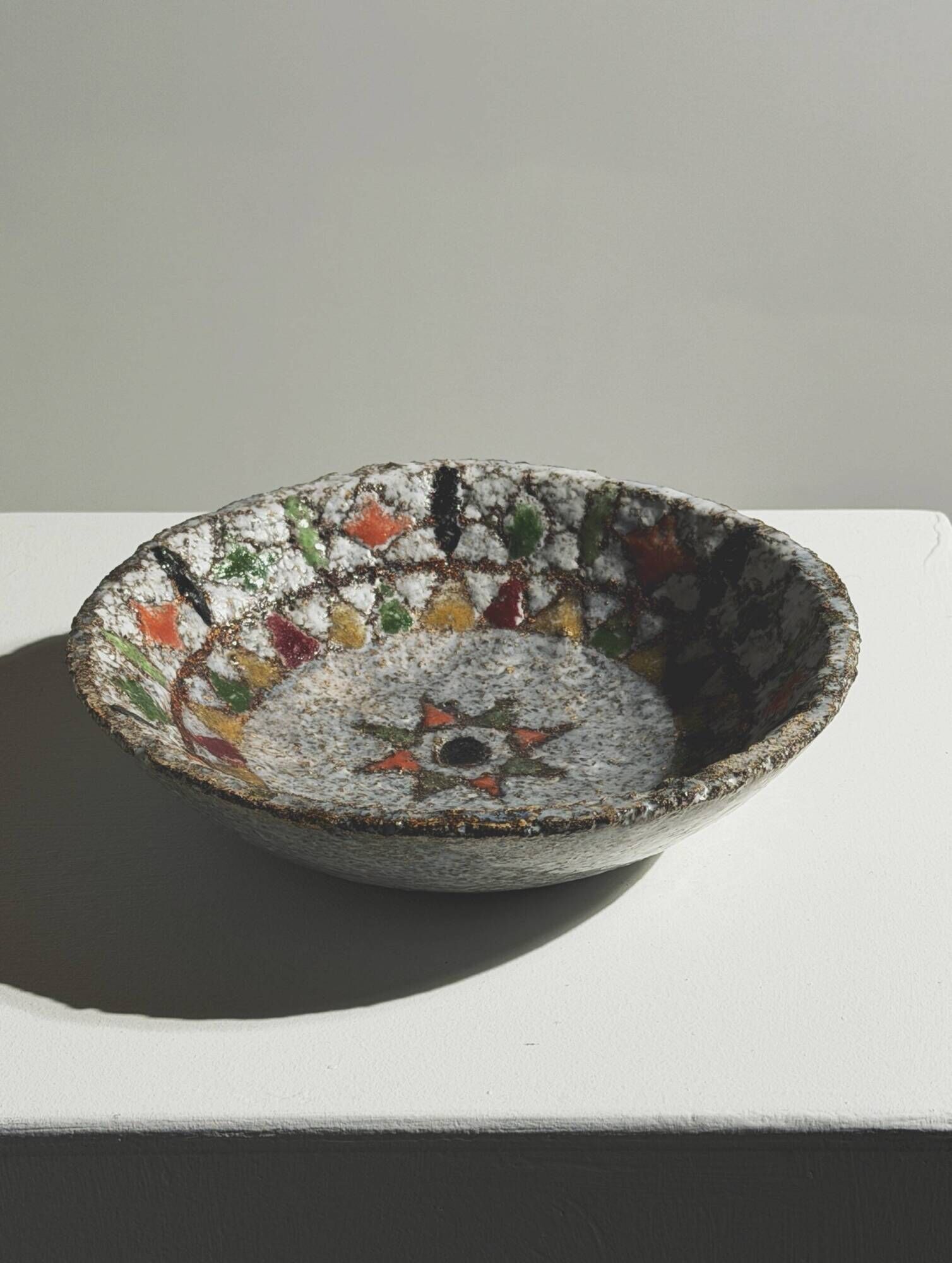 Stoneware bowl with chamotte by Fernande Kohler, Vallauris, around 1960.