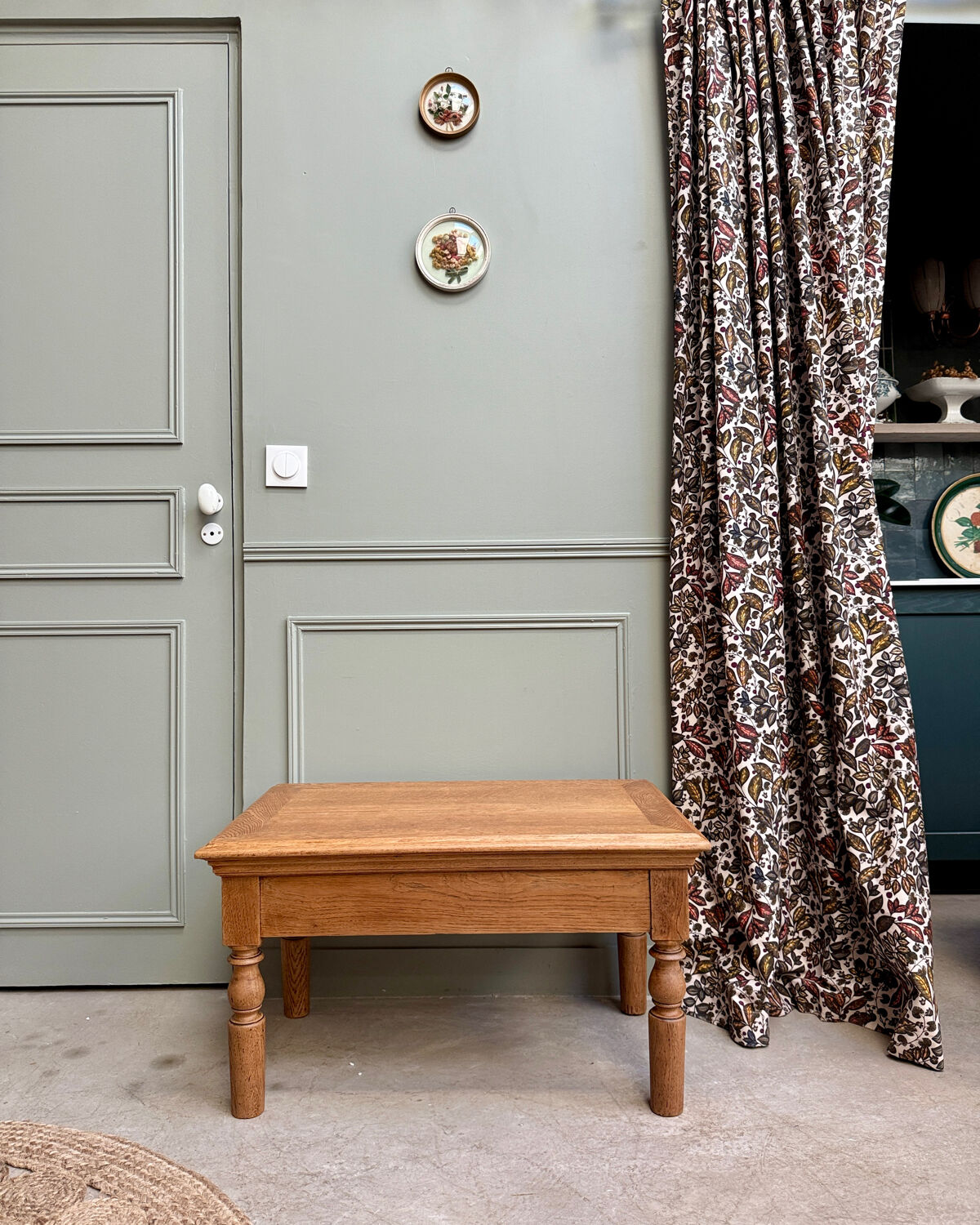 Small coffee table with turned legs in solid oak (renovated)
