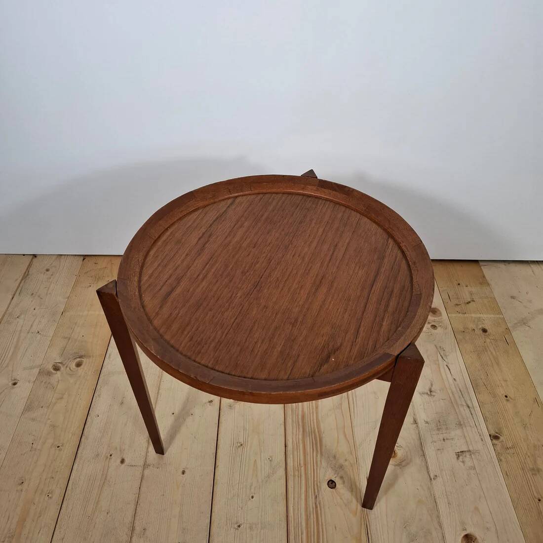 Round teak coffee table – Mid-century modern design, 1960s, Scandinavian elegance