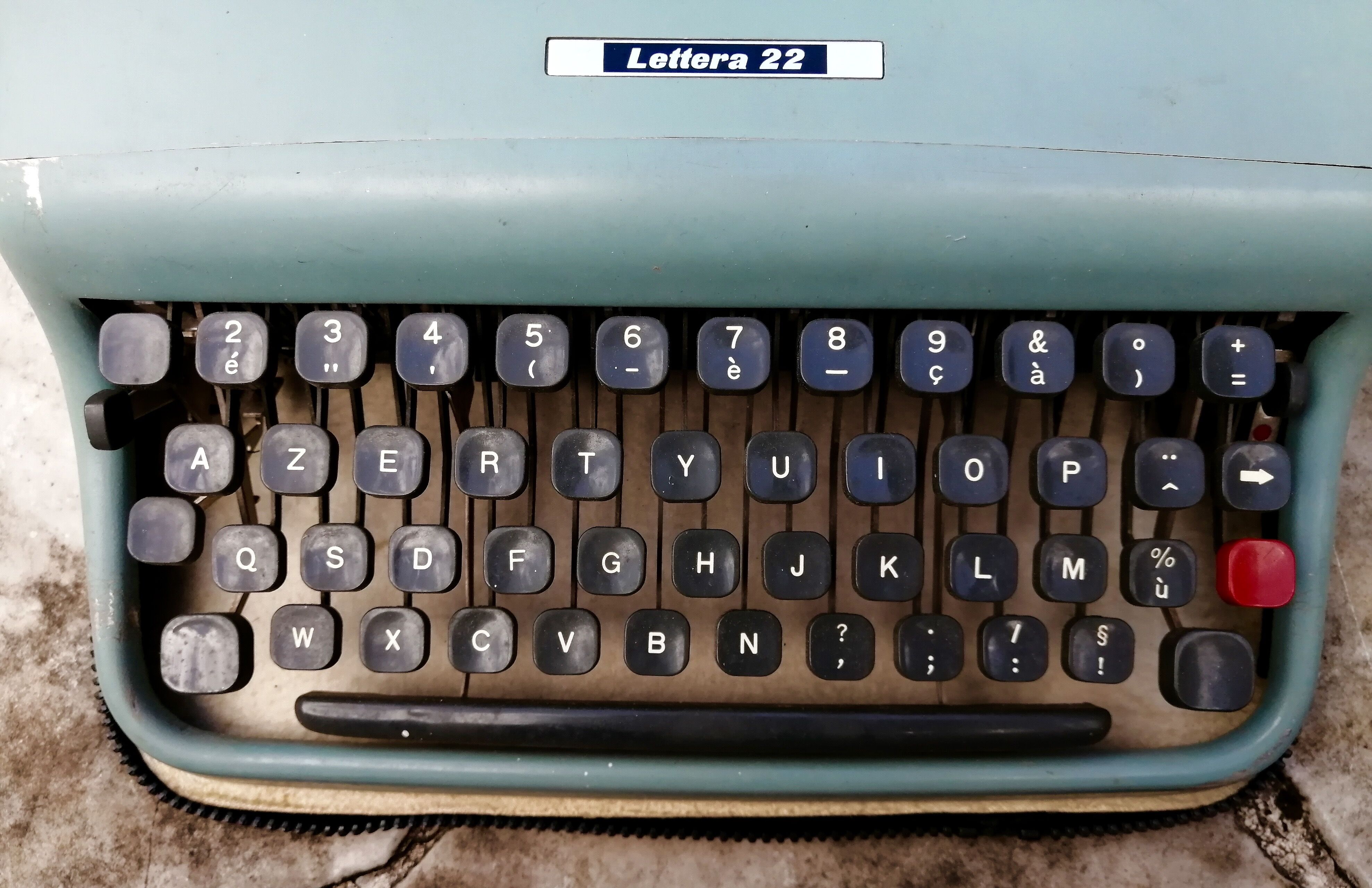 Olivetti lettera 22 typewriter