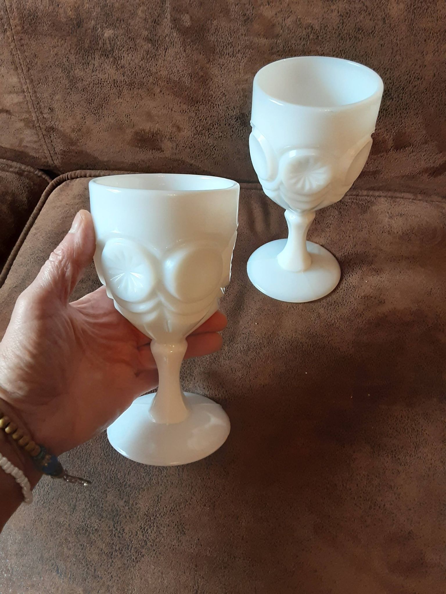 Set of 2 opal stemmed glasses