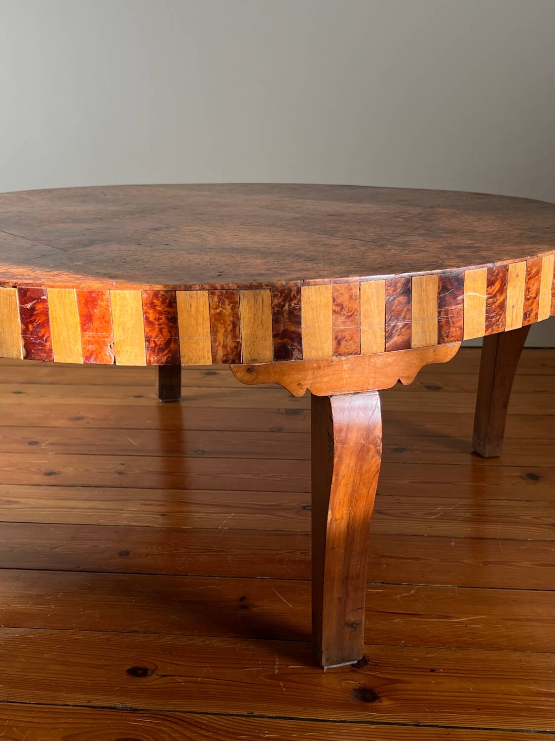 Round coffee table in Elm Burl, Art Deco decorative work - Year 1941