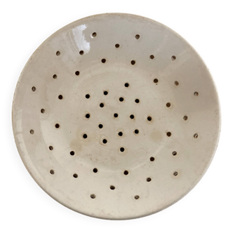 Assiette à faisselle en terre de fer blanche Sarreguemines 1920
