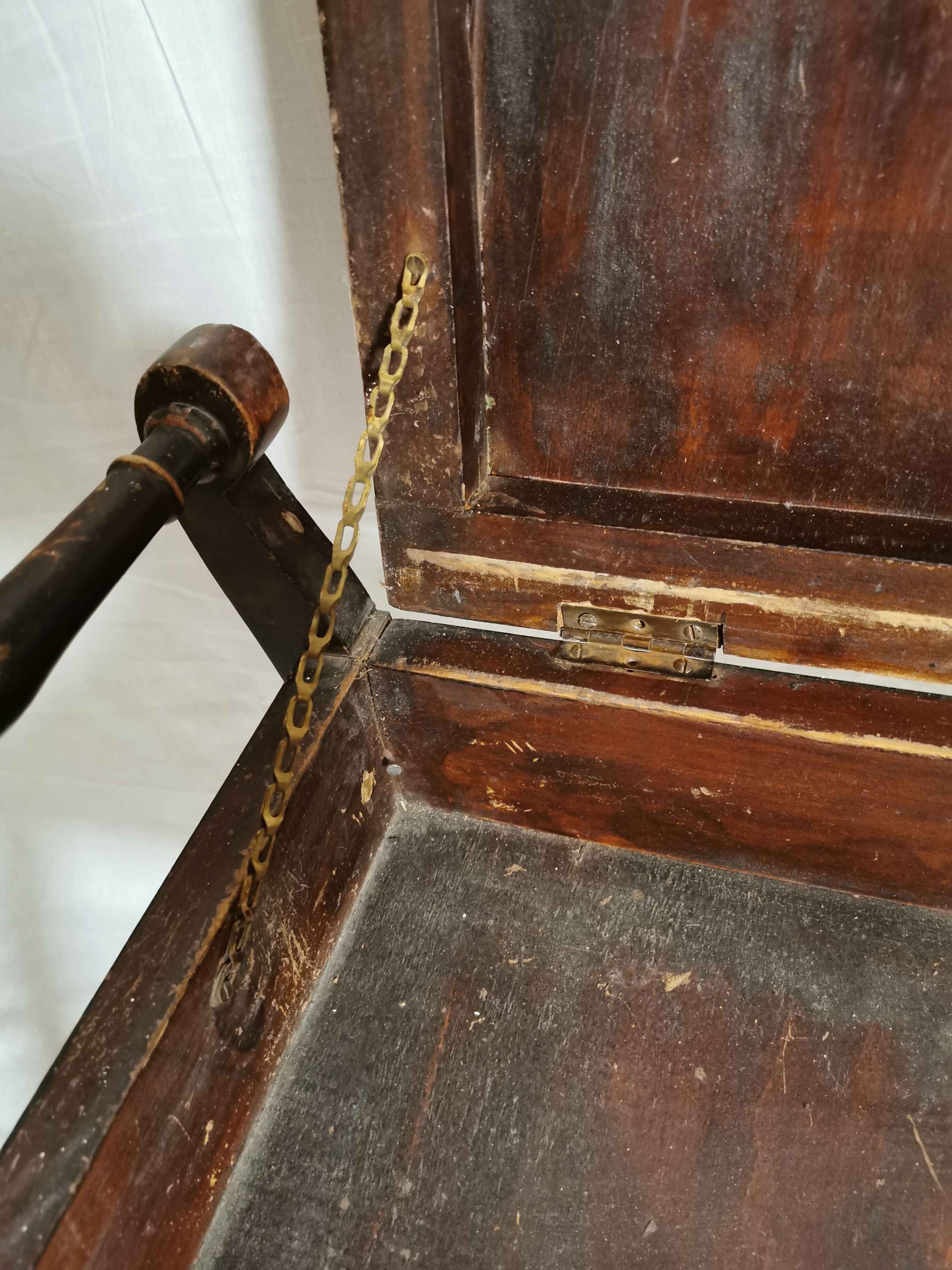 Old piano snuff with partition chest