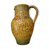 Artisanal pitcher enamels honey