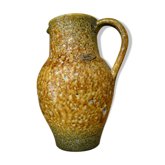 Artisanal pitcher enamels honey