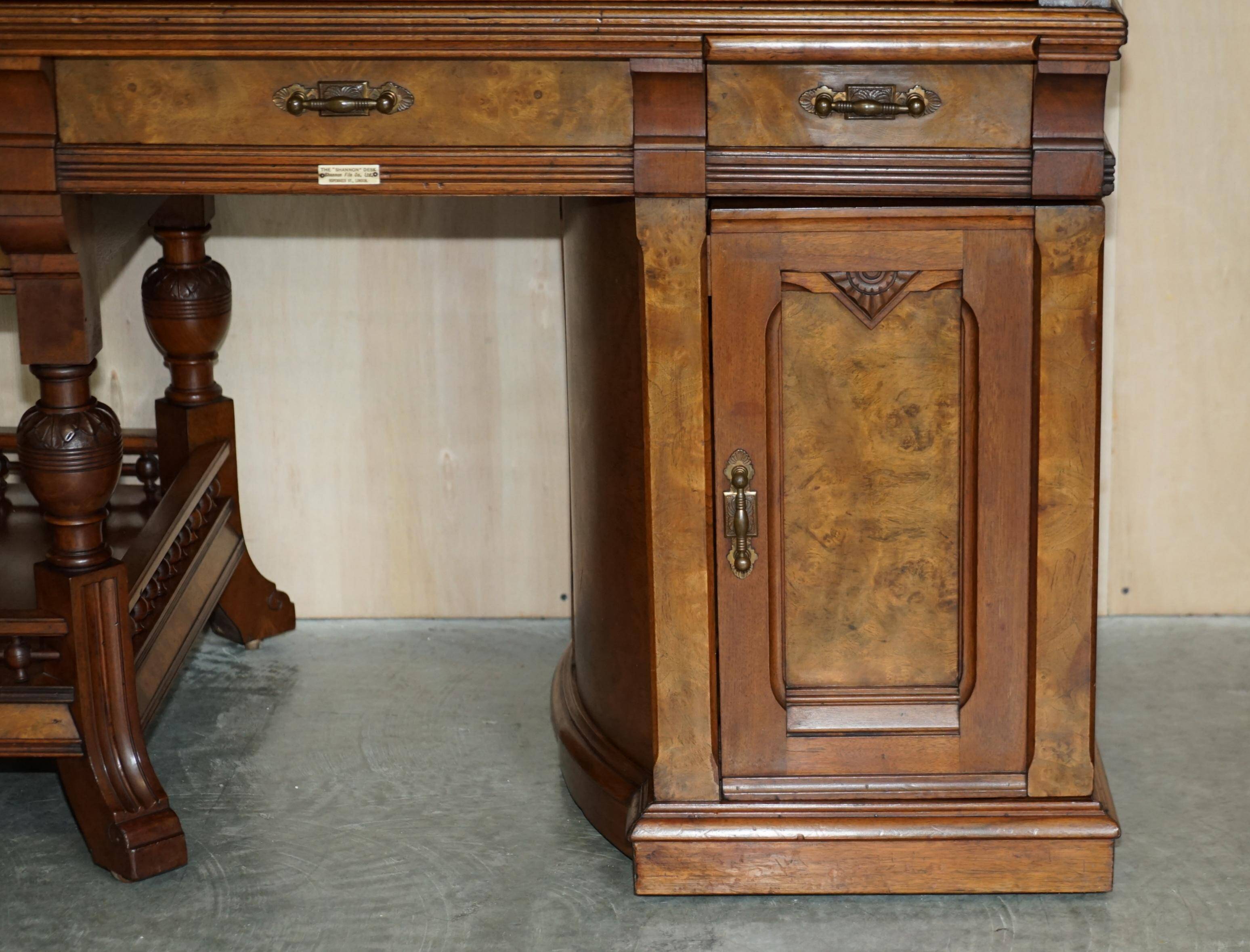 Bureau à tambour Shannon File Co en noyer victorien avec certificat