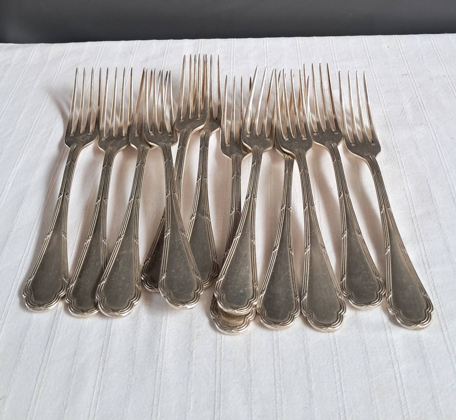 37-piece cutlery set in the liner style