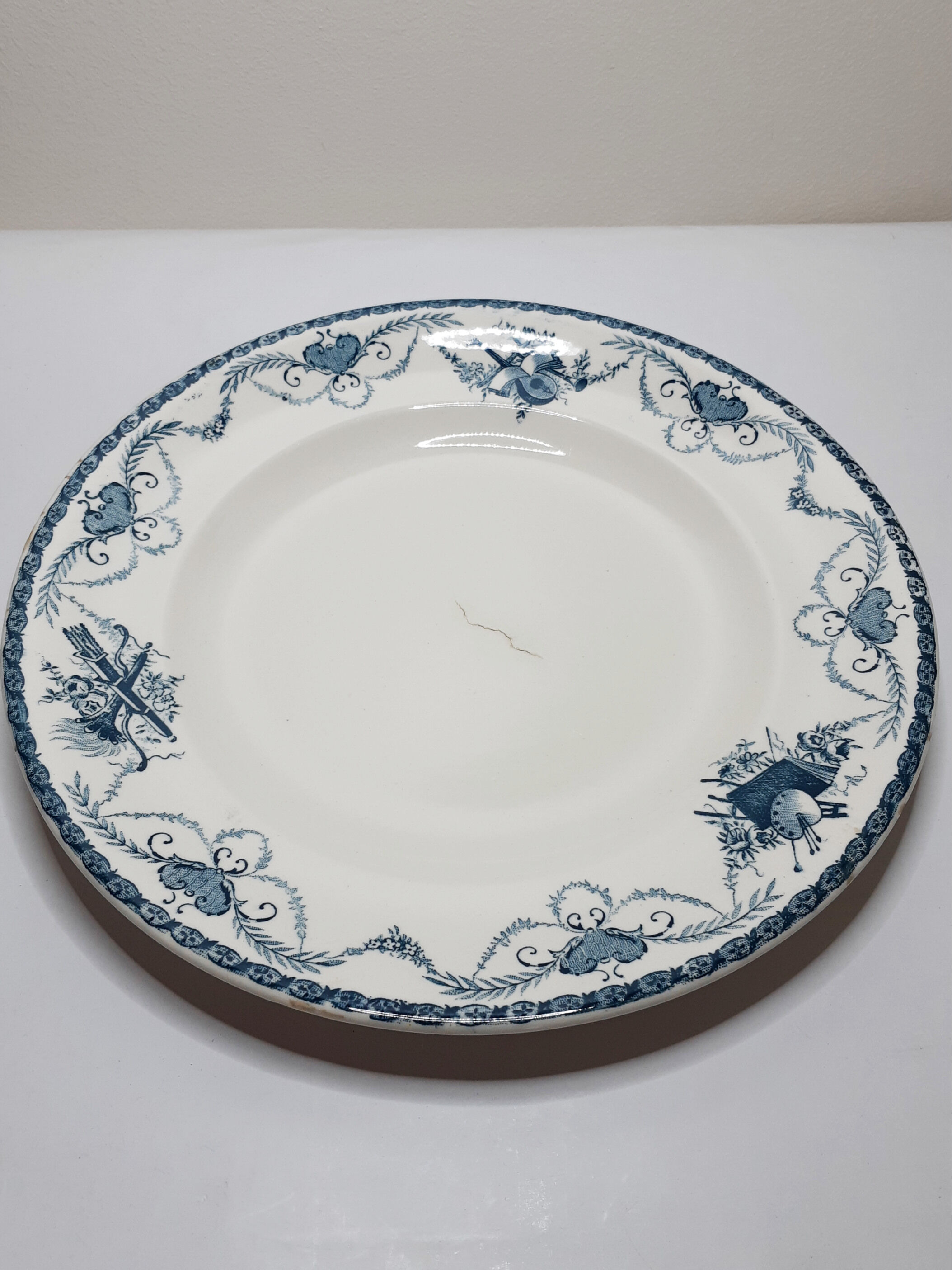 Longwy iron earth flat plate, blue Lavoisier model