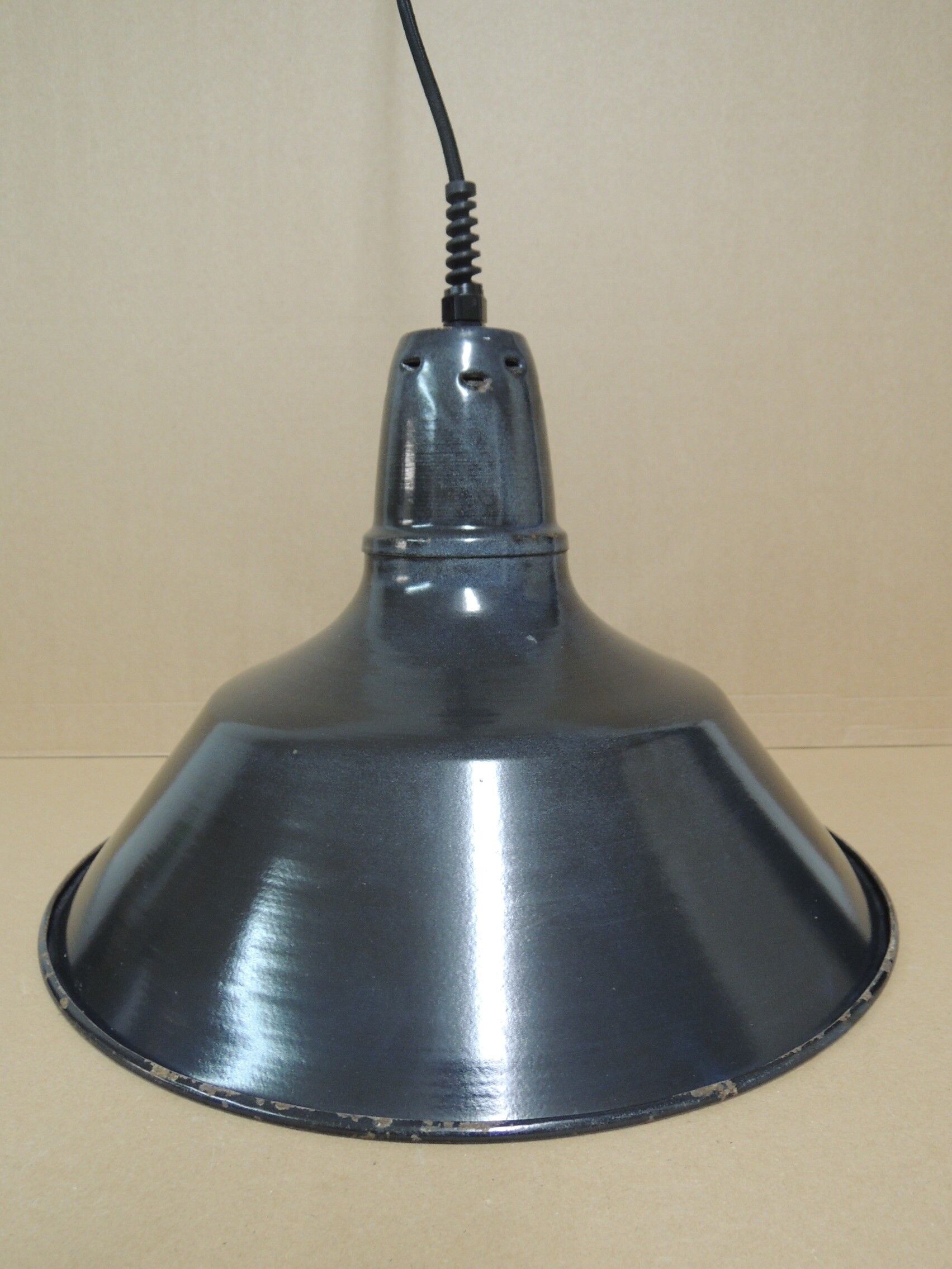 Suspension industrielle en tôle émaillée année 50-60