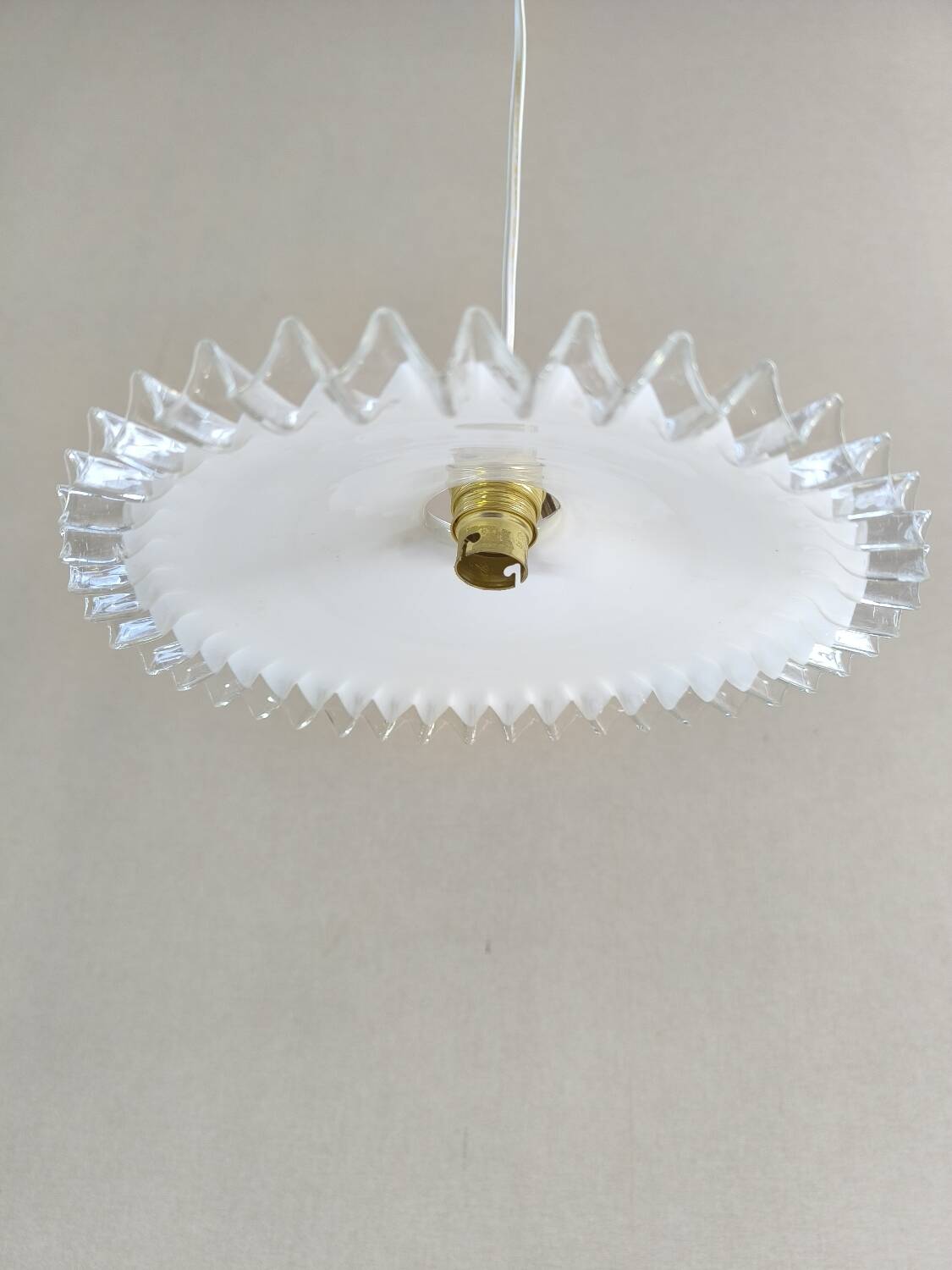 Notched opaline suspension