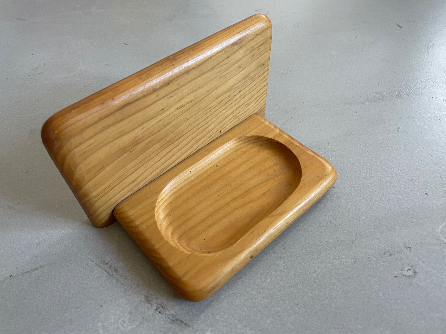 Wall-mounted wooden soap dish