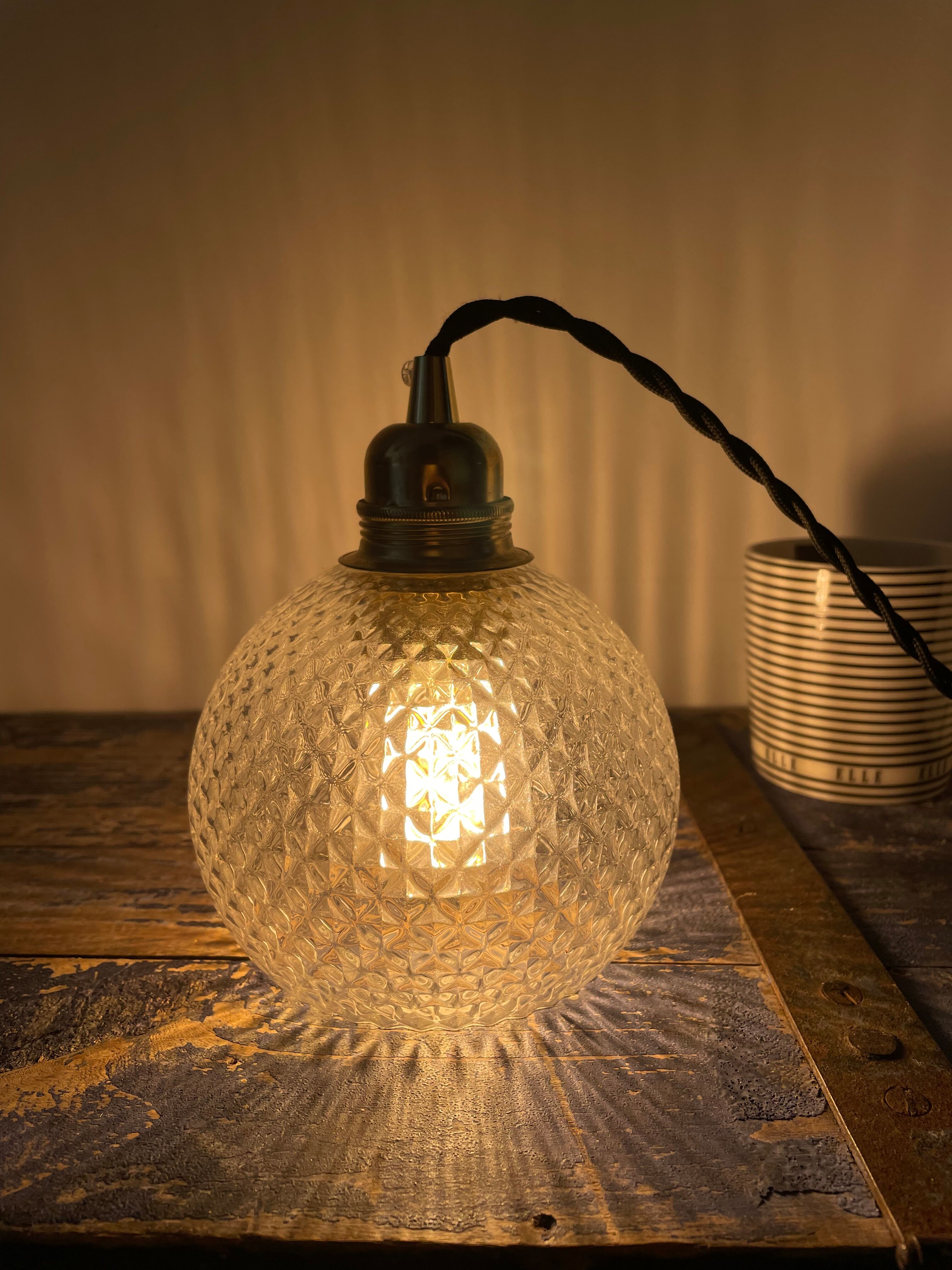 Lampe baladeuse vintage en verre ciselé électrifiée à neuf