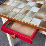 Table de cuisine blanche avec carreaux et tiroir