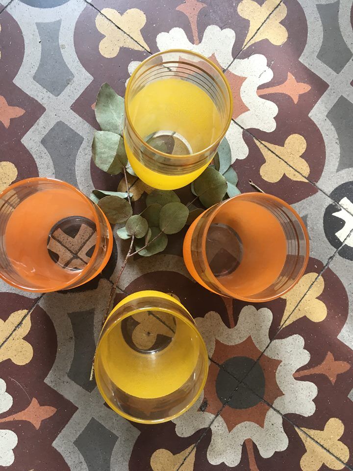 Four glasses in orange granités in orange and yellow