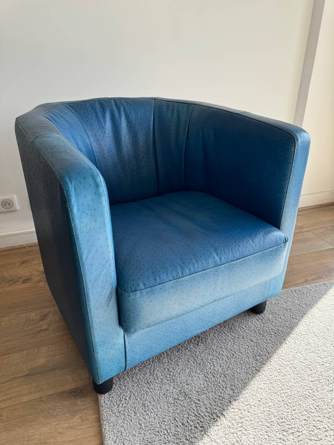 Fauteuil en cuir d'autruche bleu par Gérard Guermonprez