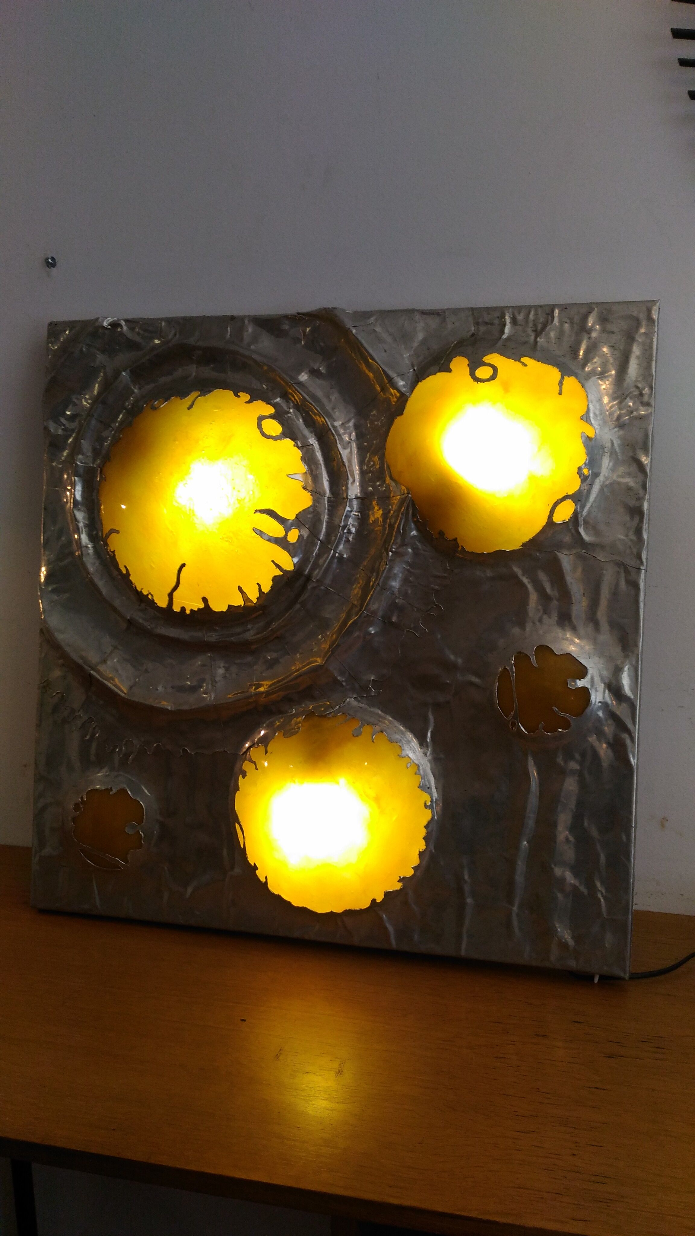 Bright sculptural wall sconce