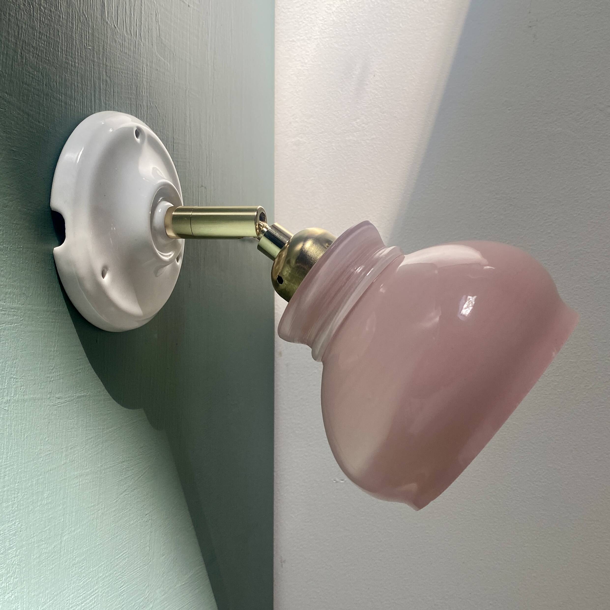Applique abat-jour vintage en opaline rose.