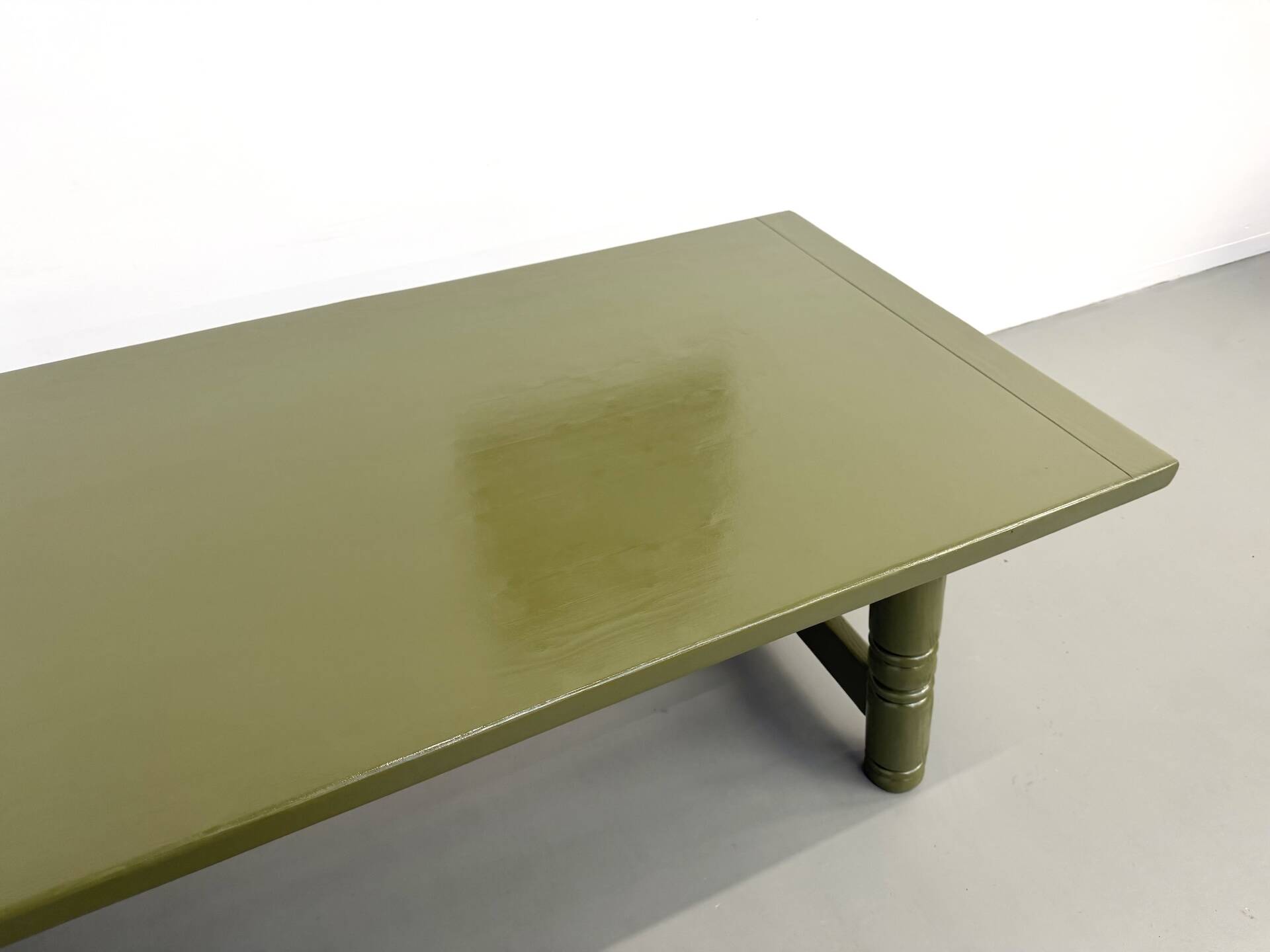 Glossy olive green lacquered dining table — DLG Georges Robert, Circa 1970