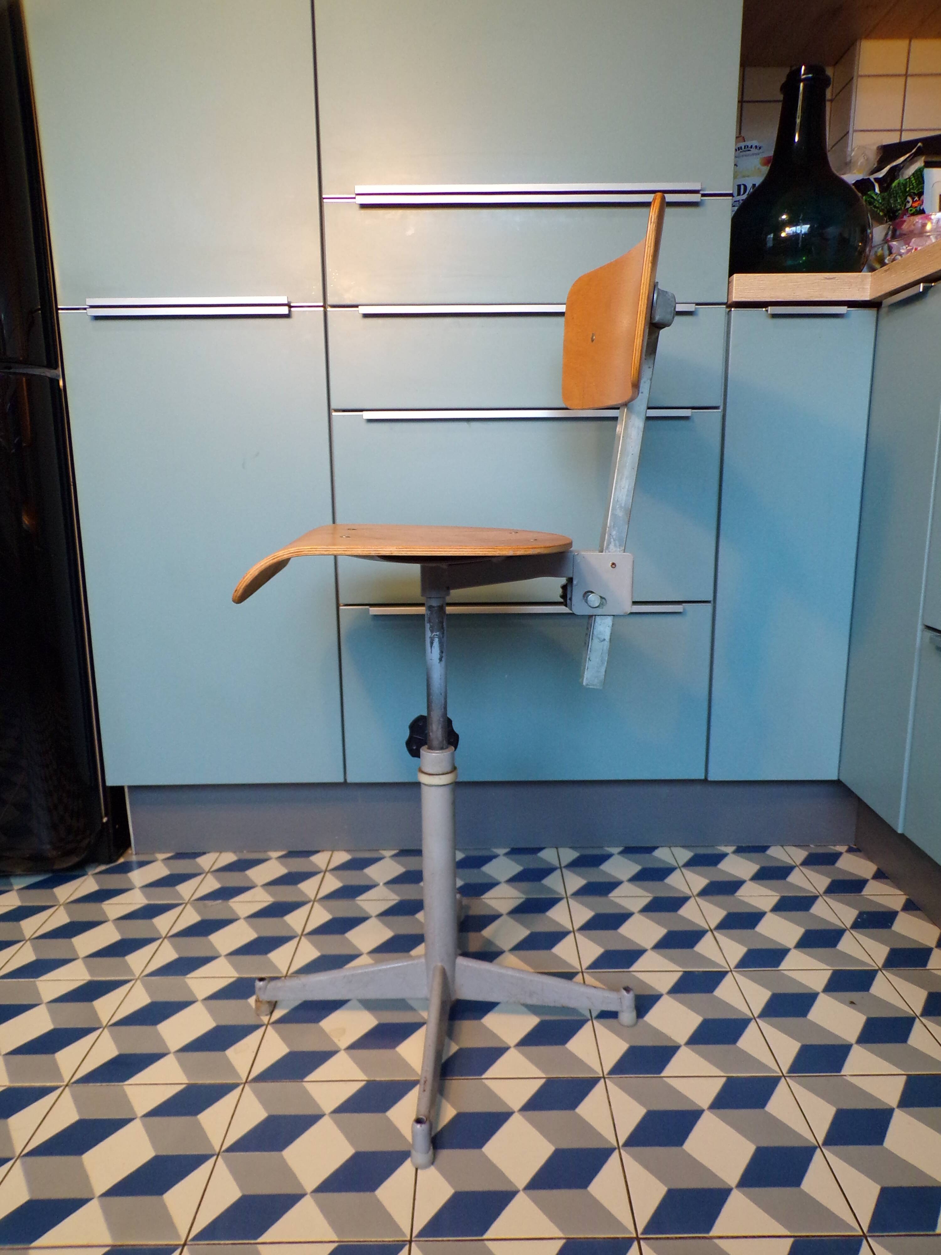 Swivel workshop chair