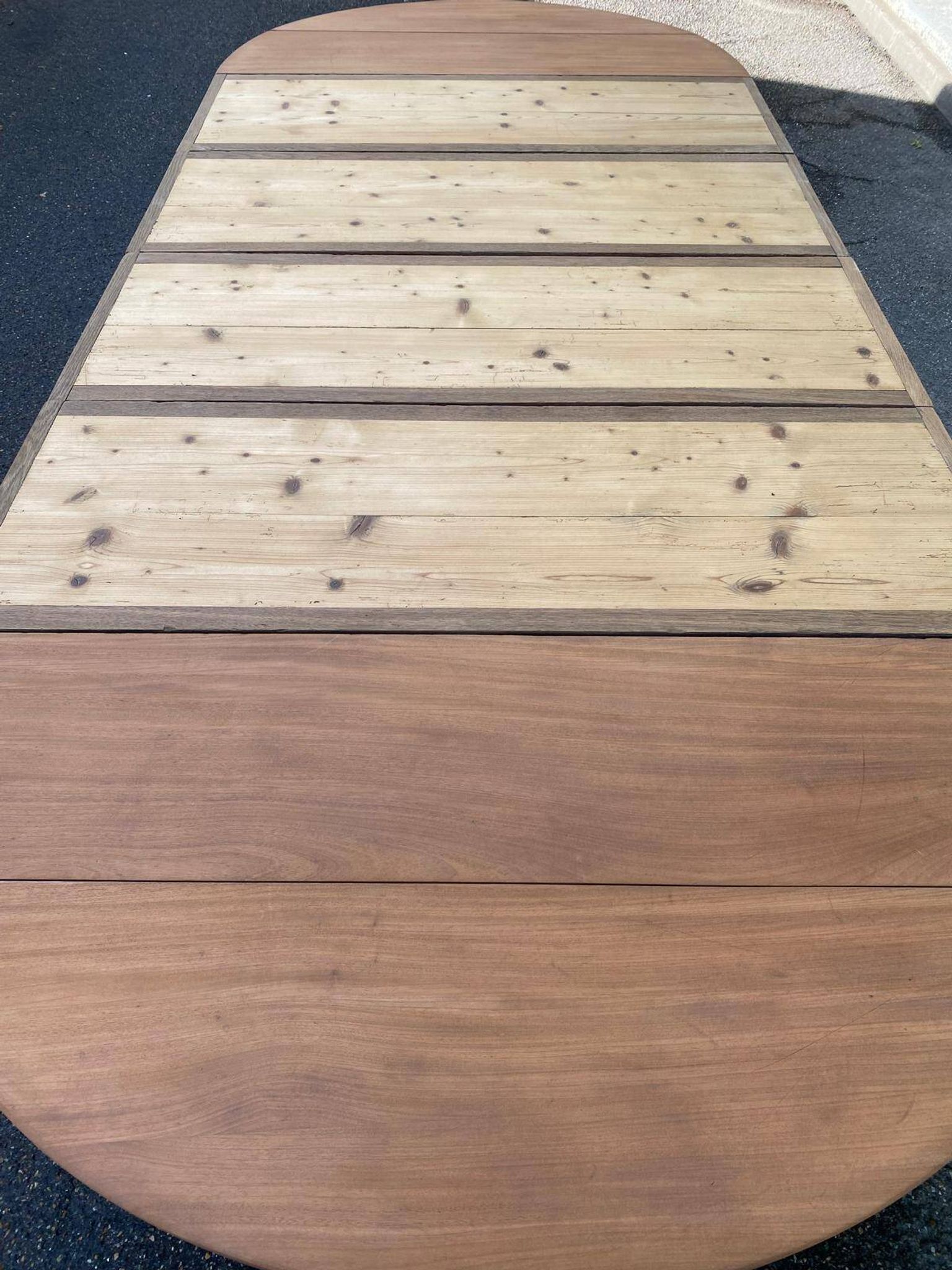 Round extendable banquet table stripped in solid mahogany with 4 extensions, 19th century.