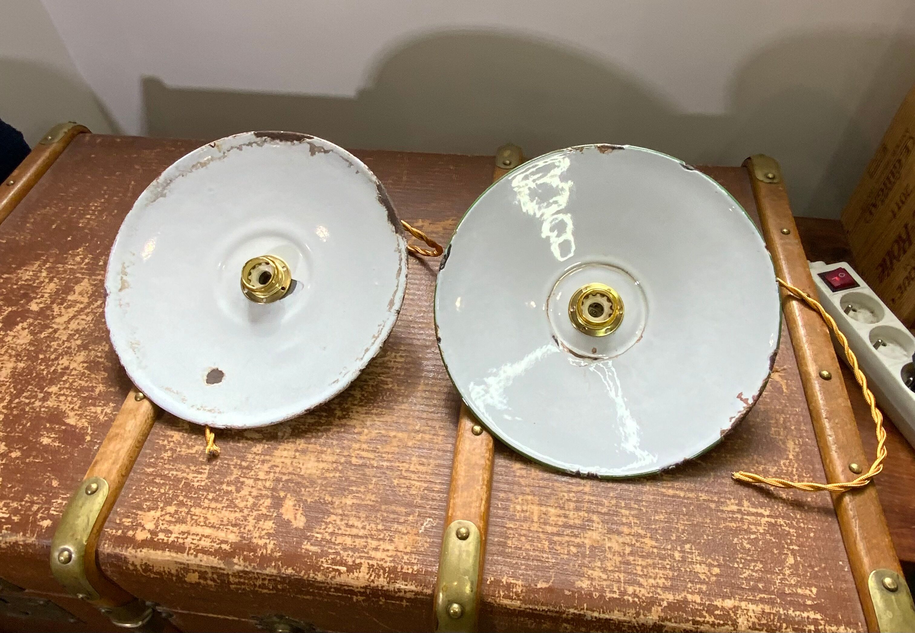 Pair of suspension in green and white enamelled sheet metal firm style indus braided golden threads