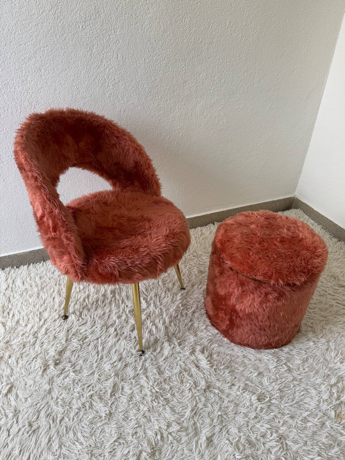 Chaise et pouf moumoute années 70