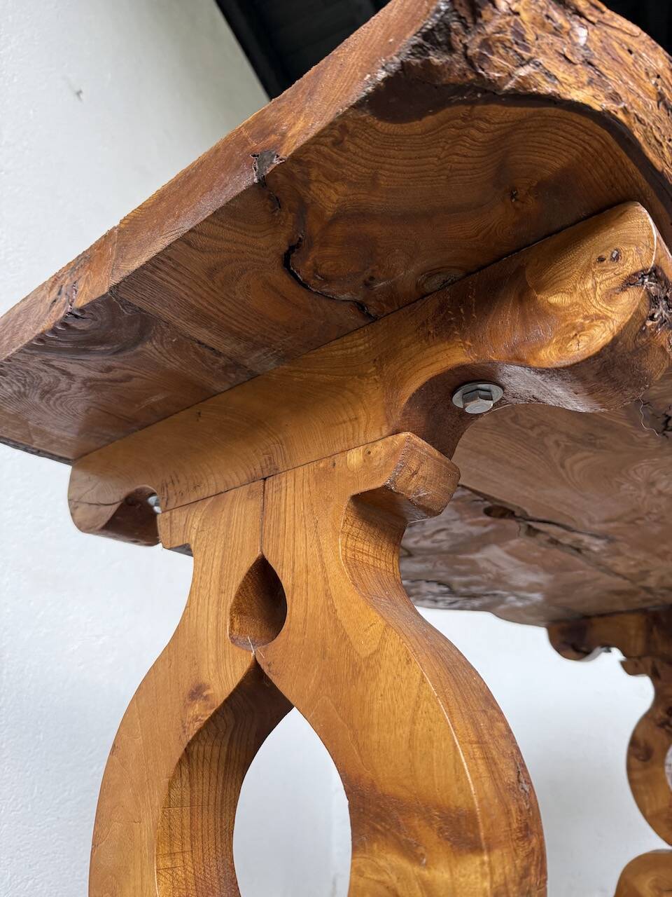 Table artisanale en orme massif, art populaire